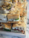Belegde focaccia in 4 gesneden