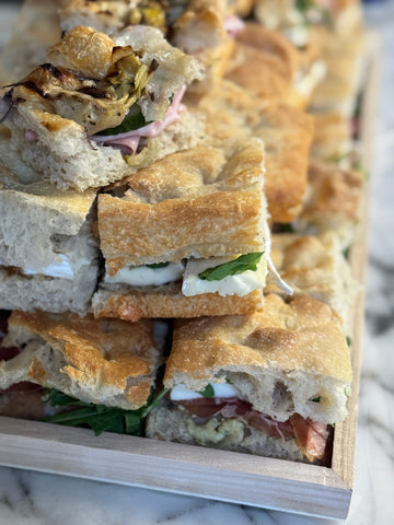 Belegde focaccia in 4 gesneden
